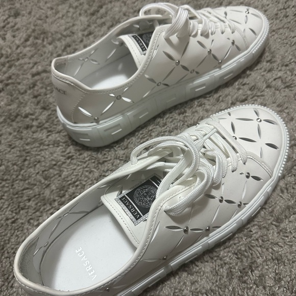 Versace
slashed leather sneakers( No Box )New - Picture 3 of 10